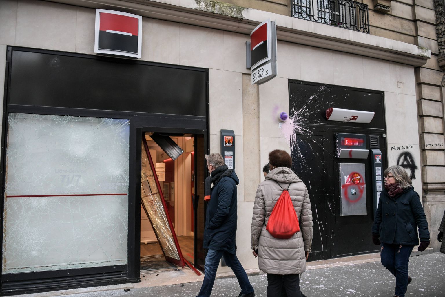 Inimesed elasid end välja Prantsusmaa valitsuse pensionireformi vastu, mille vastu protesteerides rüüstati Societe Generale'i pangakontorit Pariisis