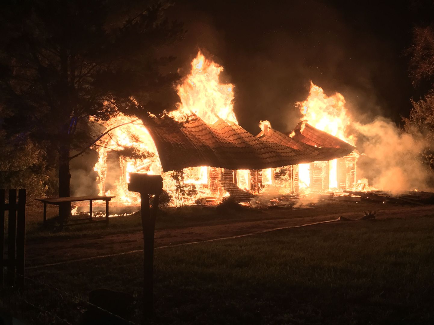 Tulekahju hävitas Tõstamaa vallas Männikuste külas maja.