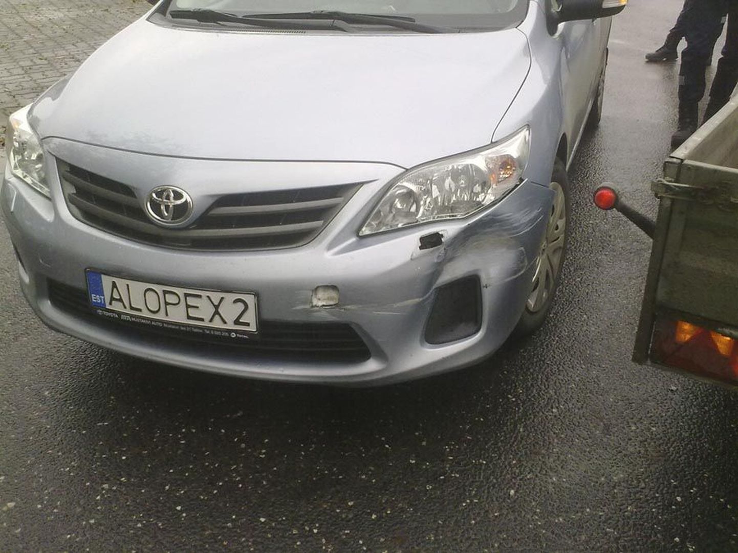 Alopexi autokooli Toyota Corolla sai avariis kergeid kahjustusi. Foto on tehtud sündmuskohal.