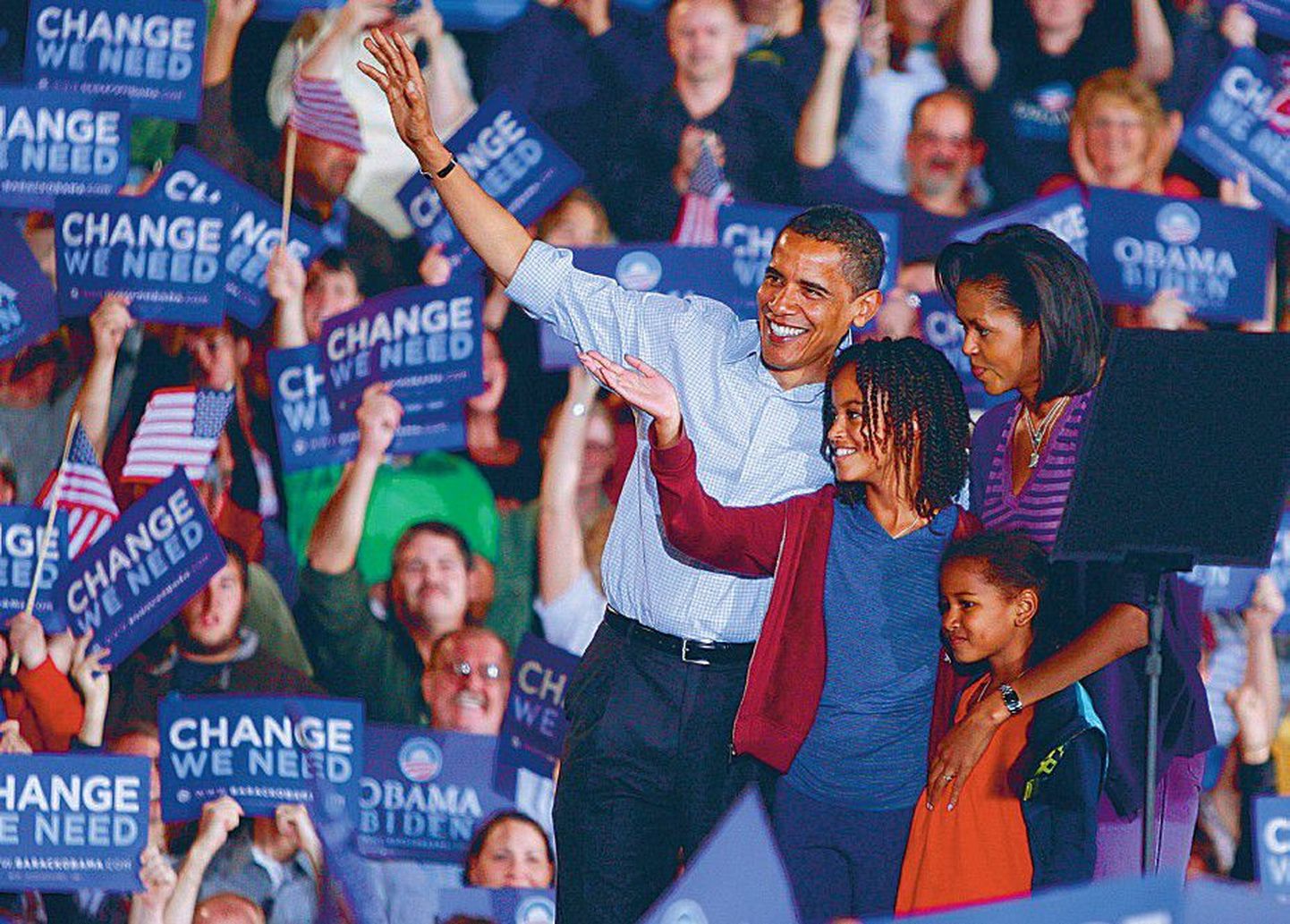 Demokraat Barack Obama koos abikaasa Michelle’i ja tütarde Malia ja Sashaga (punases) laupäeva õhtul Missouri osariigis, kus ta napilt ette on rebinud.
