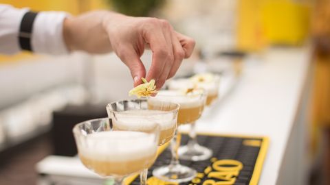 Anekdoot: purjus naine jõuab öösel koju