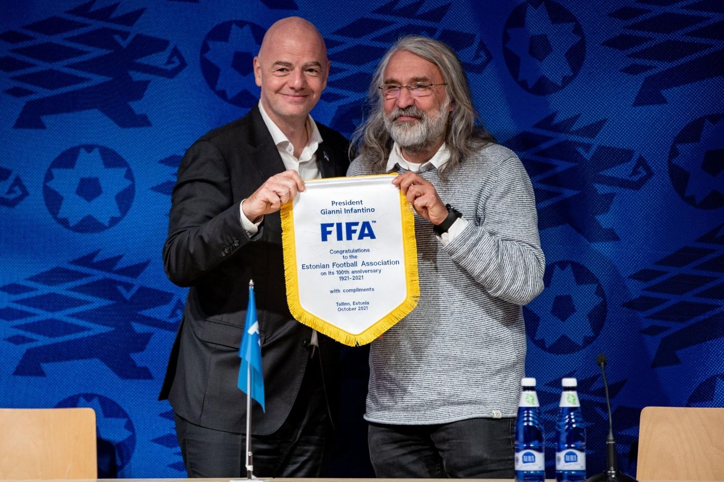 Президент Эстонского футбольного союза Айвар Похлак (справа) и президент ФИФА Джанни Инфантино.