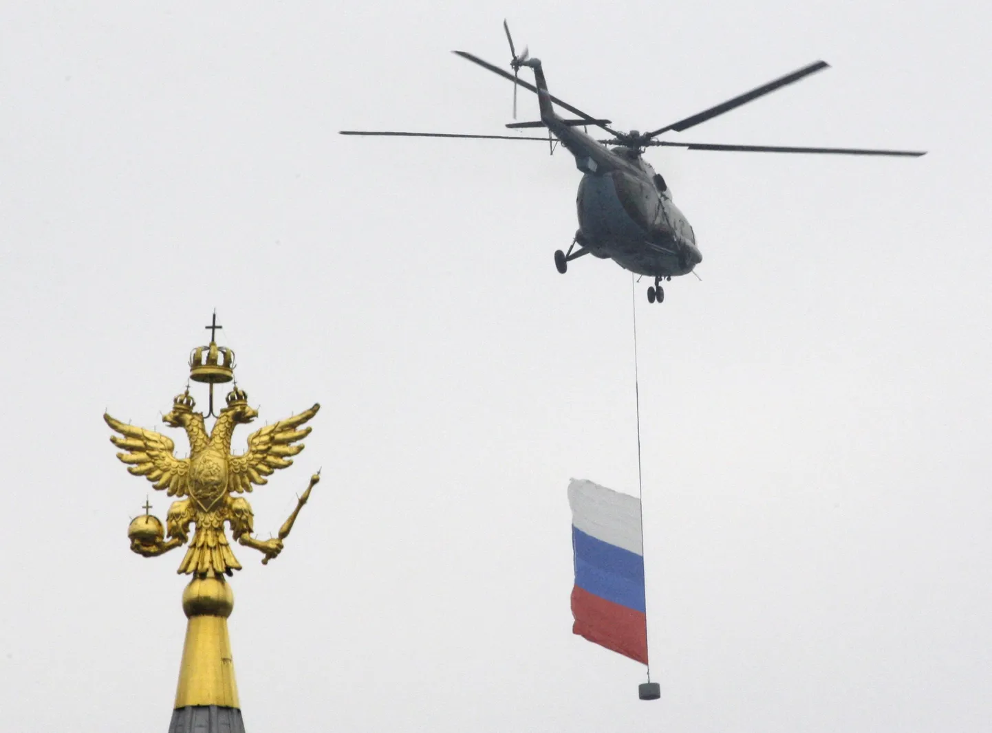 Vene riigilipuga helikopter lendab üle Moskva Punase väljaku.