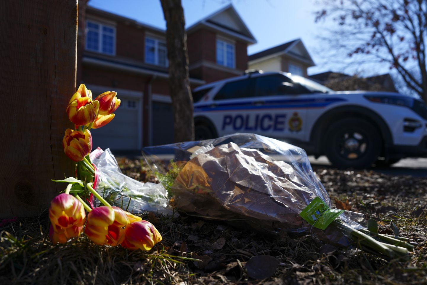 Lilled on asetatud Ottawas maja juurde, kust leiti kuue inimese surnukehad.
