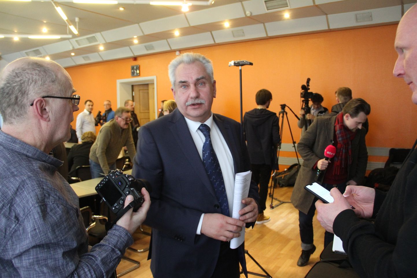 Алексей Воронов был в центре внимания прессы во время заседаний городского собрания.