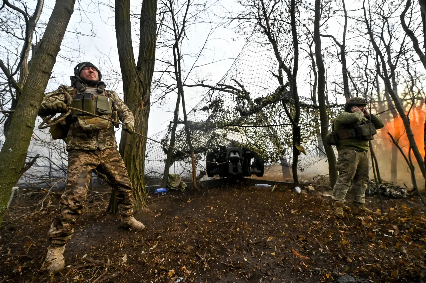 Ukraina suurtükiväelased andmas tuld Vene positsioonide pihta haubitsast D-30 Zaporižžja oblastis 4. detsembril 2024. aastal.