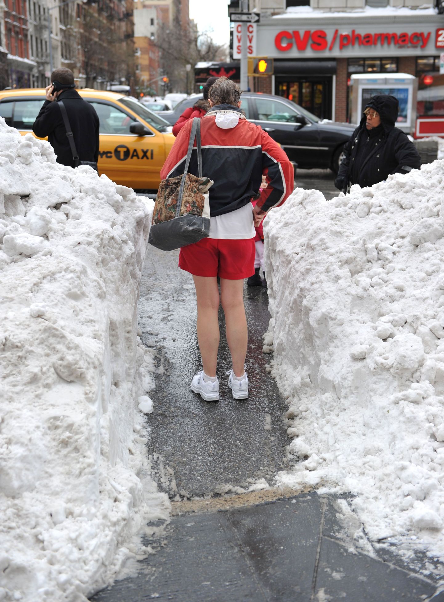 Lühikestes pükstes naine eile lumisel Manhattanil.