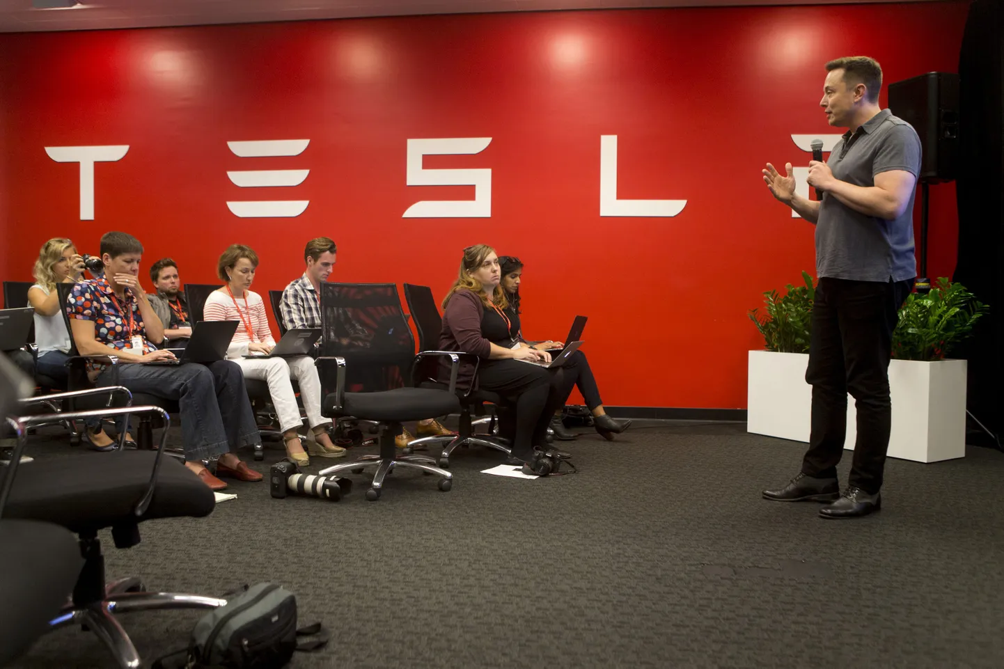 Tesla juht Elon Musk Autopiloti uut tarkvara tutvustamas.