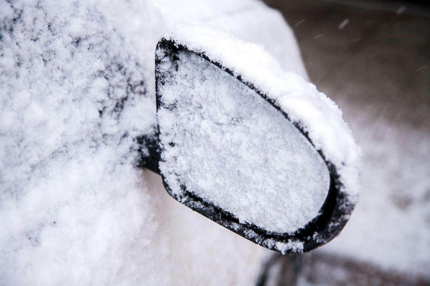 Машина в снегу. Иллюстративный снимок.