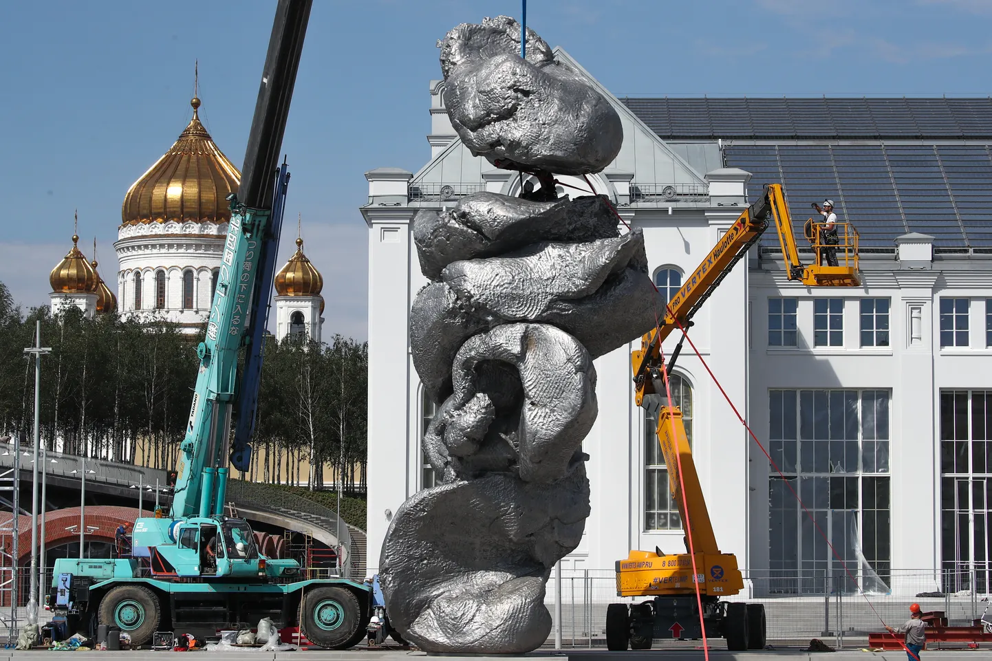На Болотной набережной установили противоречивую скульптуру «Большая глина № 4».