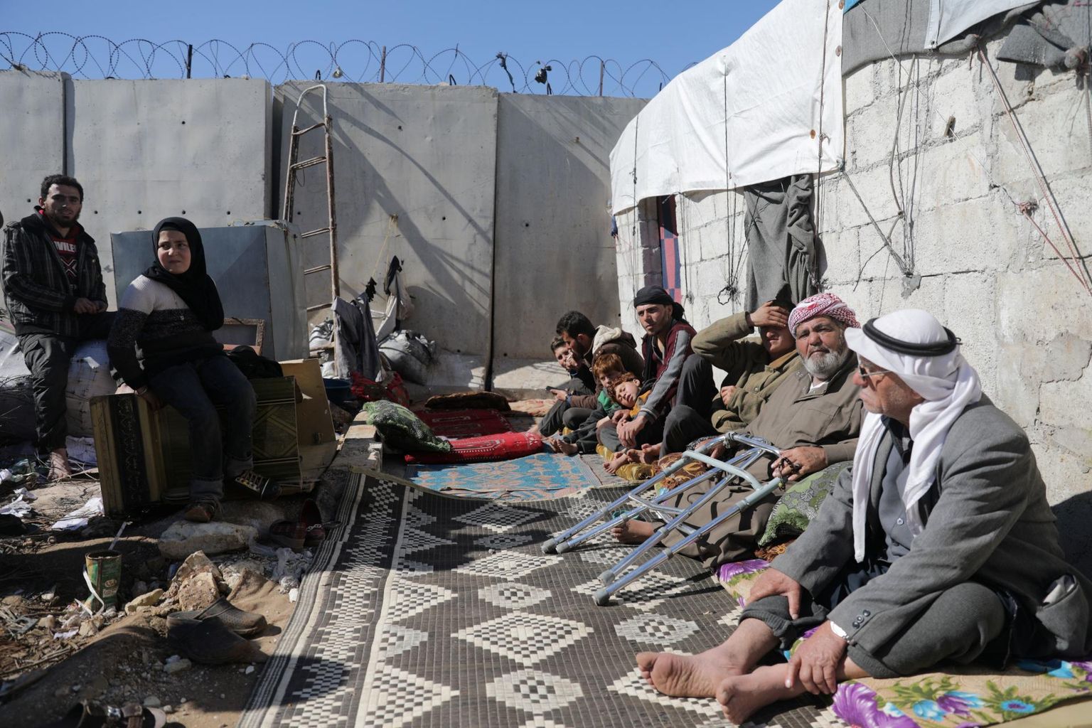 Süüria sisepõgenikud telgi ees, Türgi piiri lähedal.