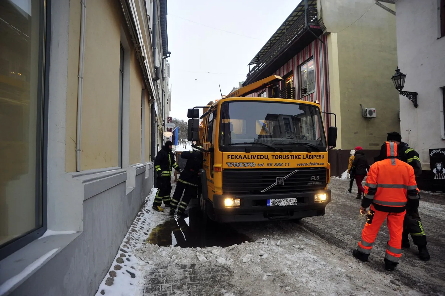 Küütri tänaval voolas veokist maha hulk õli.