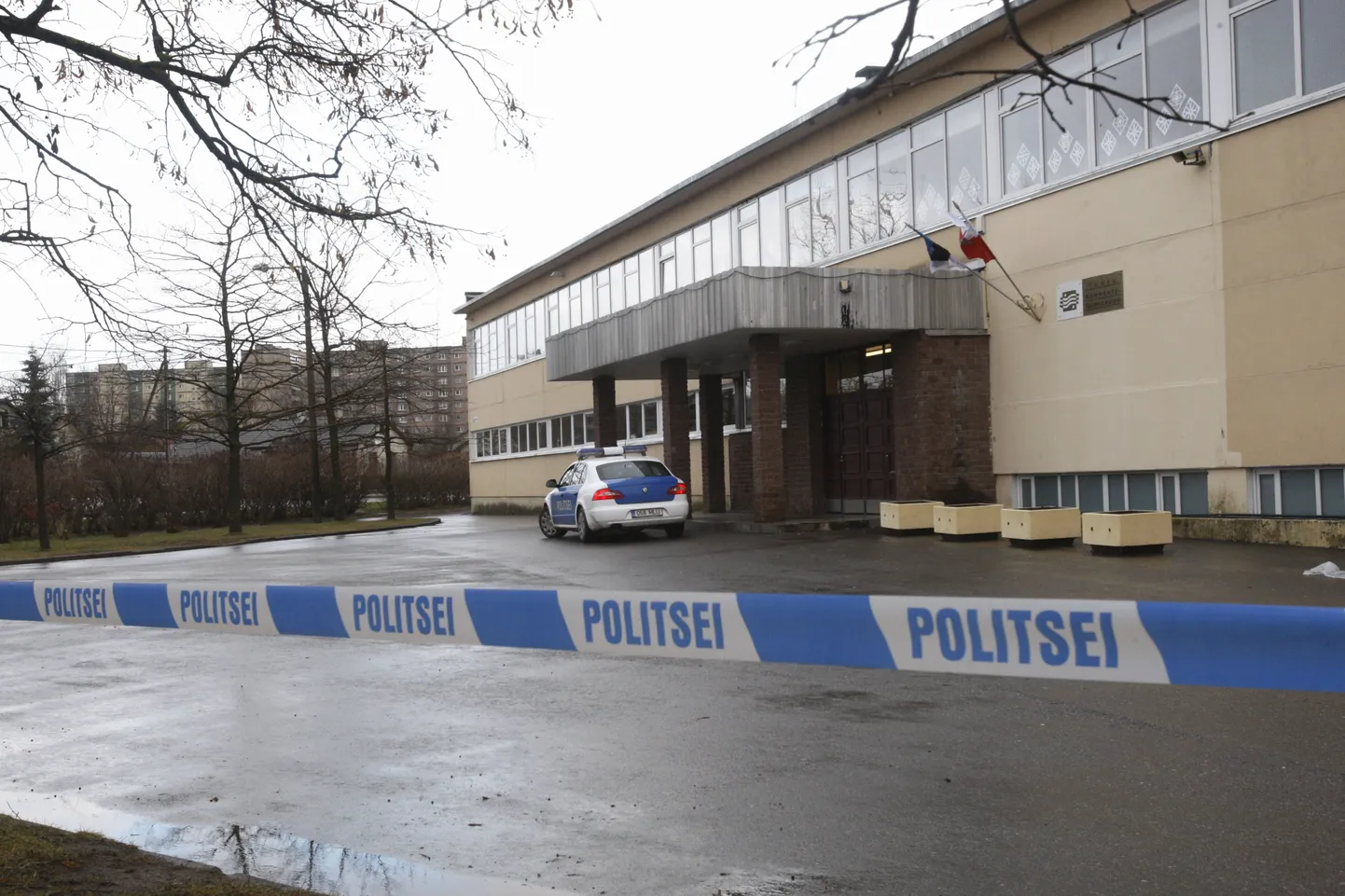 TRT02: TARTU KOMMERTSGÜMNAASIUM : TARTU, EESTI, 25NOV09 -  
Politseilintidega piiratud koolitulistamise ähvarduse saanud Tartu Kommertsgümnaasium. 
ma/Foto MARGUS ANSU POSTIMEES