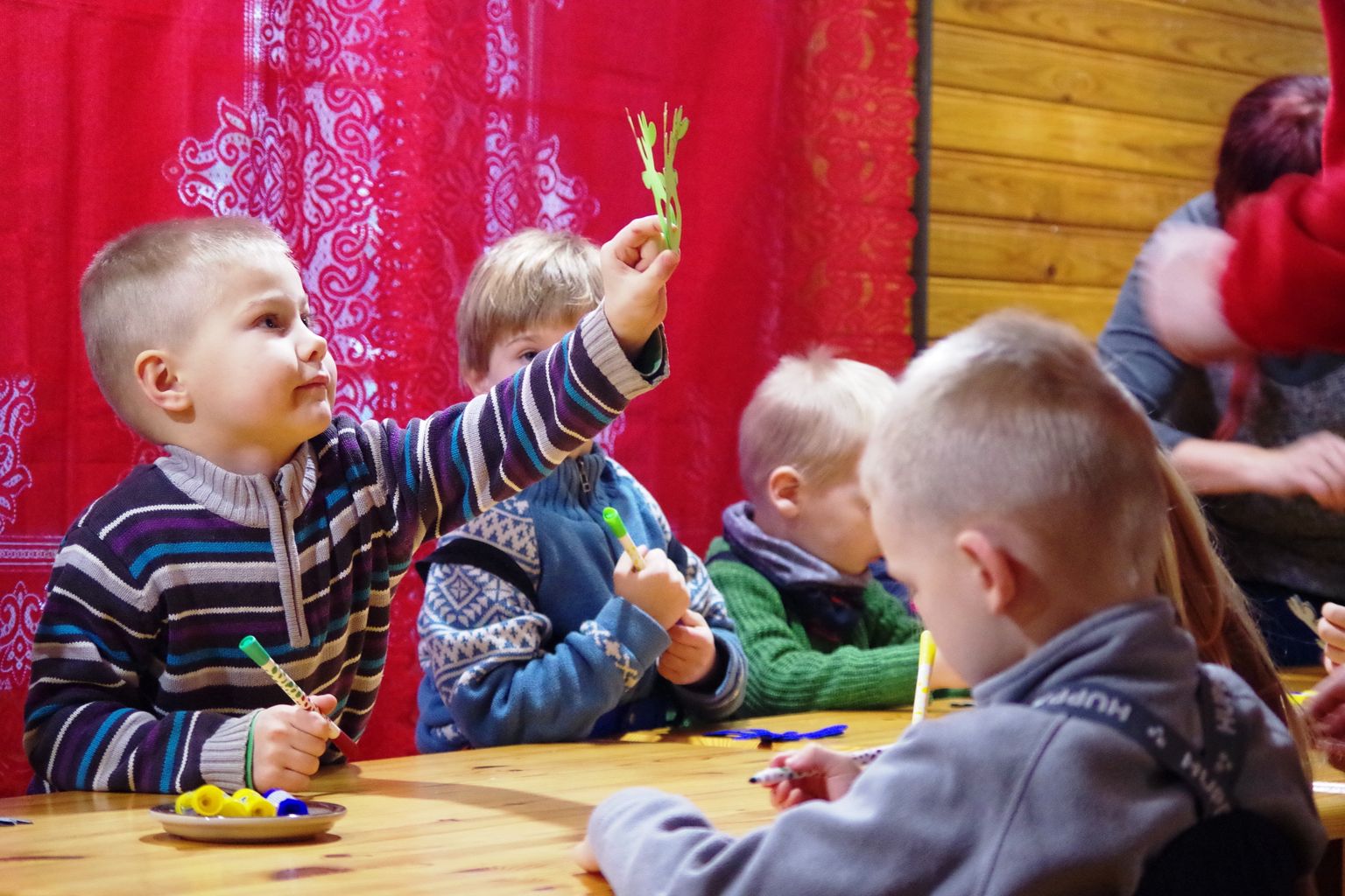 Lüllemäe lapsed õppisid Mõniste talurahvamuuseumi "Päkapiku ülikoolis".