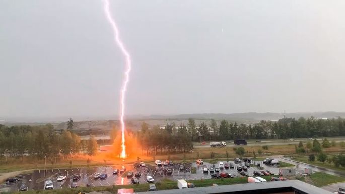 молния бьет в машину что будет с людьми внутри нее. Смотреть фото молния бьет в машину что будет с людьми внутри нее. Смотреть картинку молния бьет в машину что будет с людьми внутри нее. Картинка про молния бьет в машину что будет с людьми внутри нее. Фото молния бьет в машину что будет с людьми внутри нее