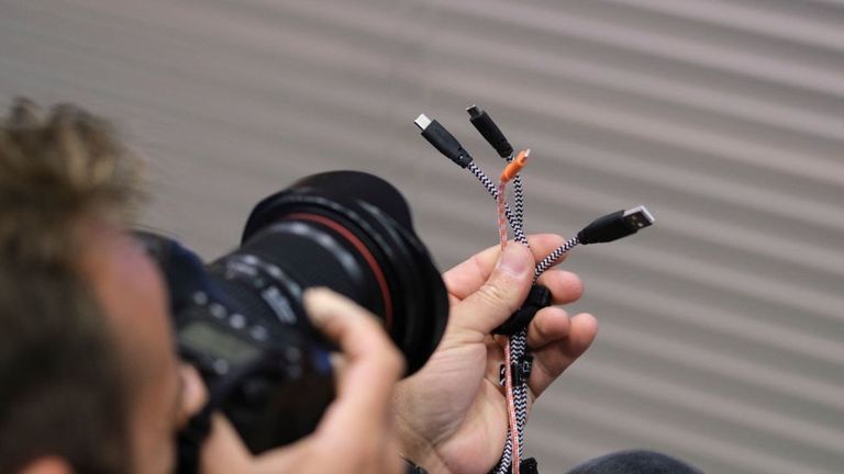 Разноформатные кабели зарядки были главными героями сегодняшней пресс-конференции в Брюсселе
