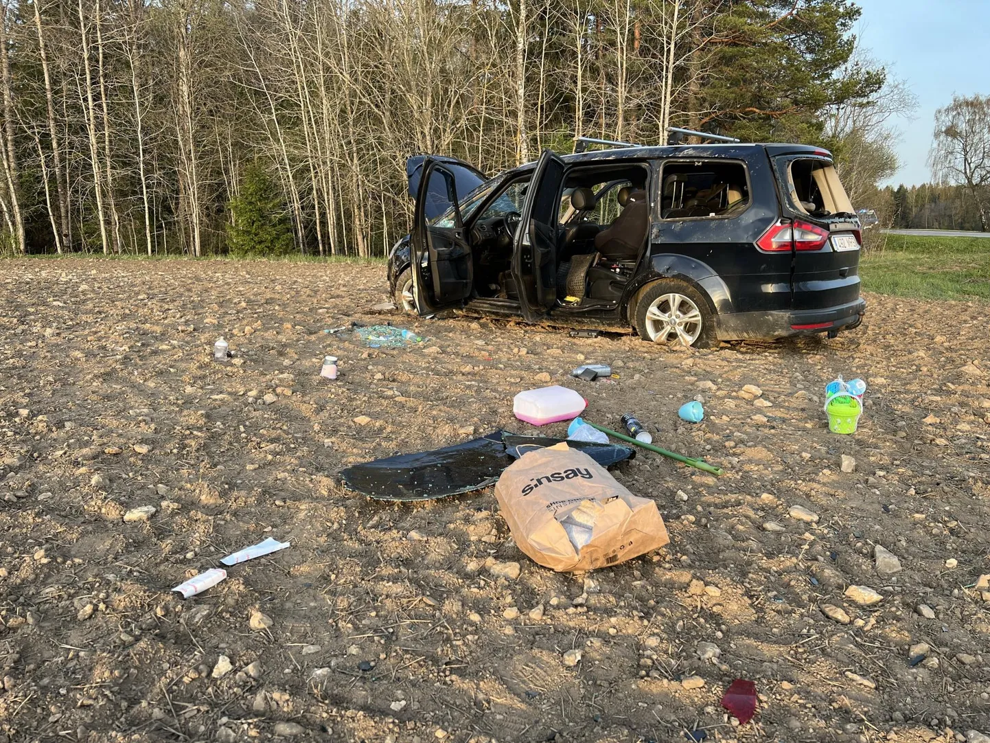 Tamsalu lähistel paiskus Ford üle katuse.