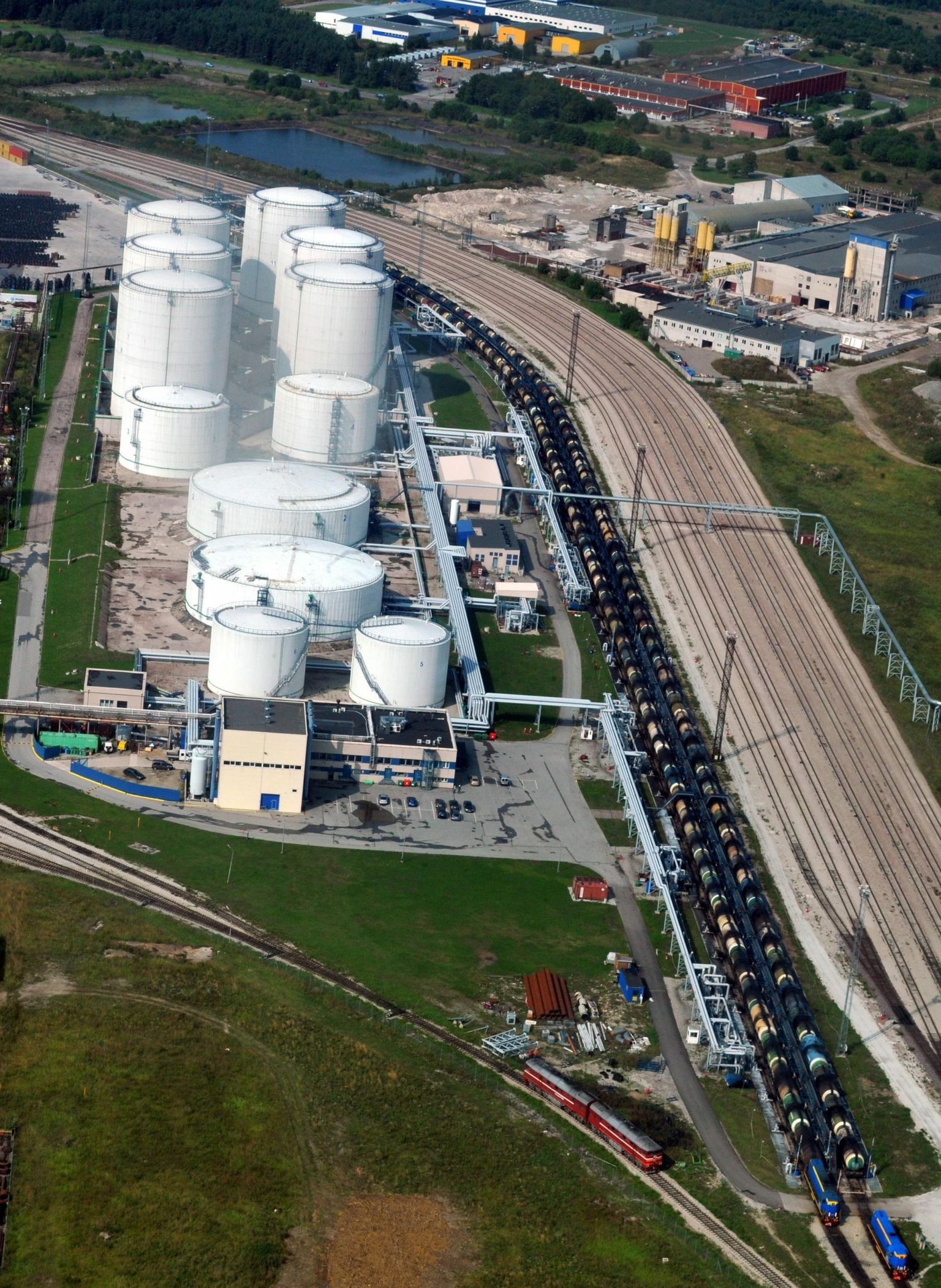 Российский бизнес в крупных эстонских компаниях в основном связан с транзитом и оптовой торговлей нефтью и нефтепродуктами. На фото резервуары в Маарду.