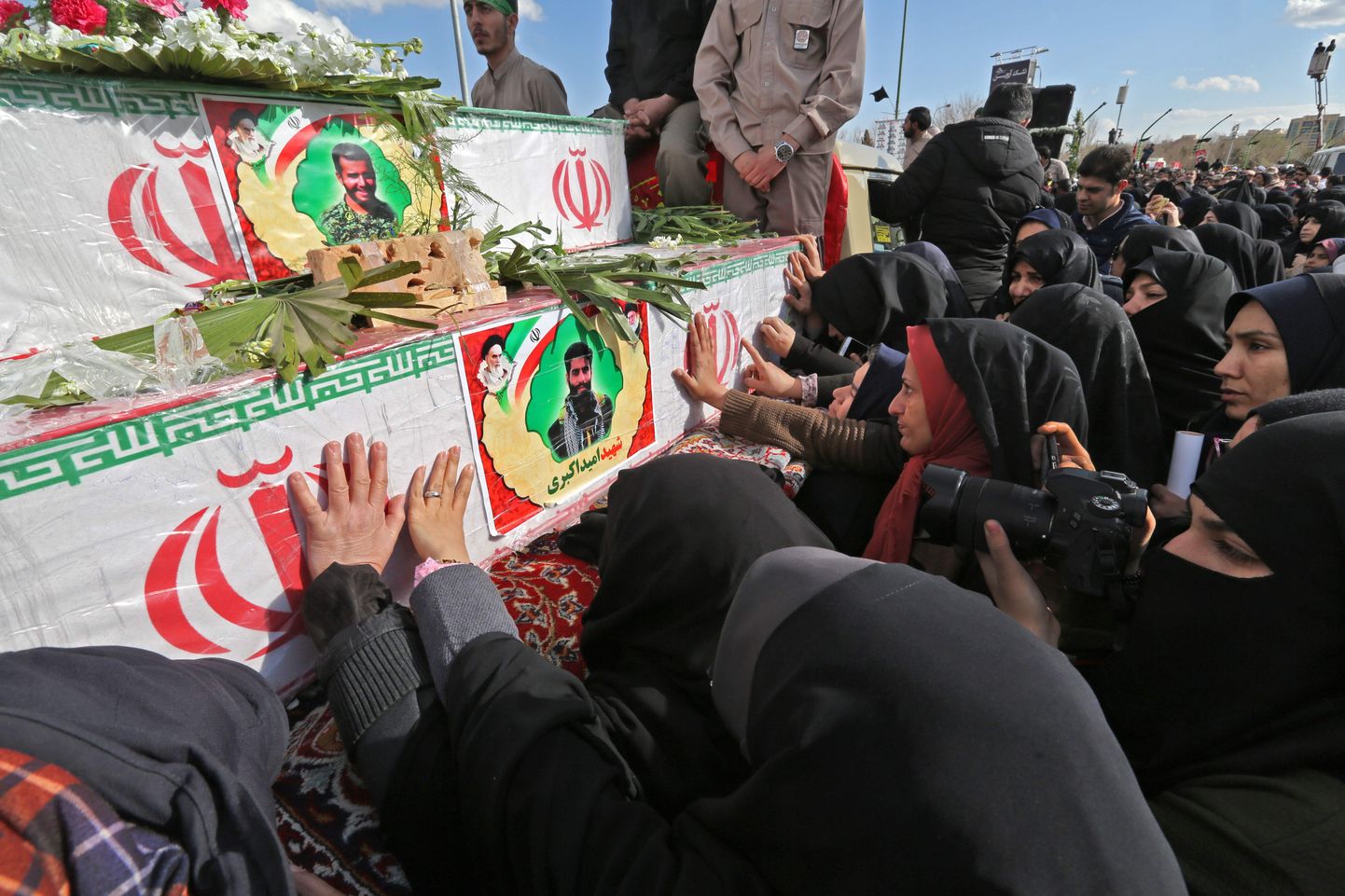 Rünnakus hukkunud 27 Iraani sõduri matused.