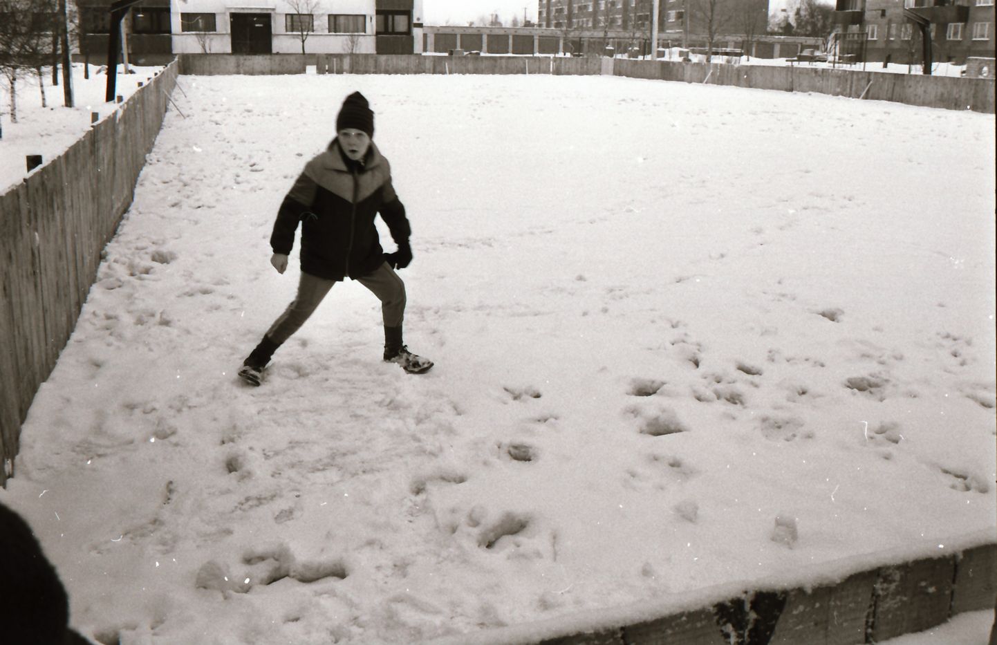 1987: Liuväli Kuressaare Smuuli tänava majade vahel.
