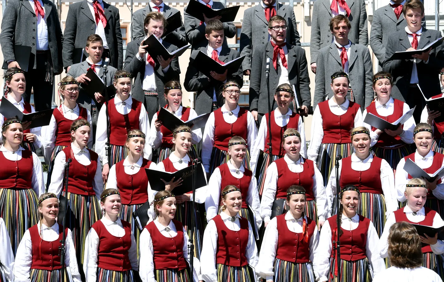 Koris "Aura" uzstājas pasākumā "Latvijas ekspresis simtgadei" Stacijas laukumā.
