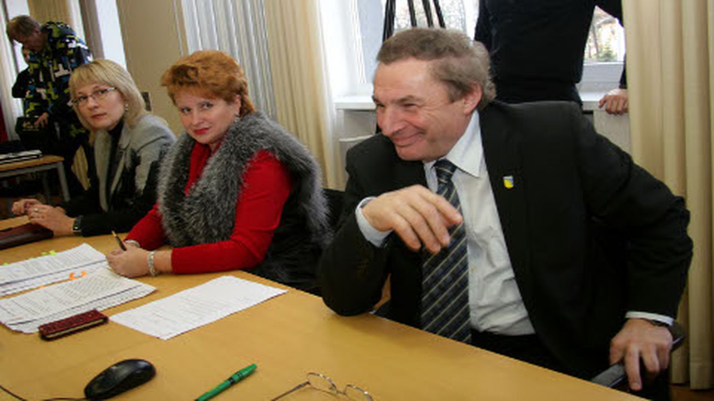 Reedel 17 häälega linnapeaks valitud Jevgeni Solovjovil on volikogus tugev seljatagune.