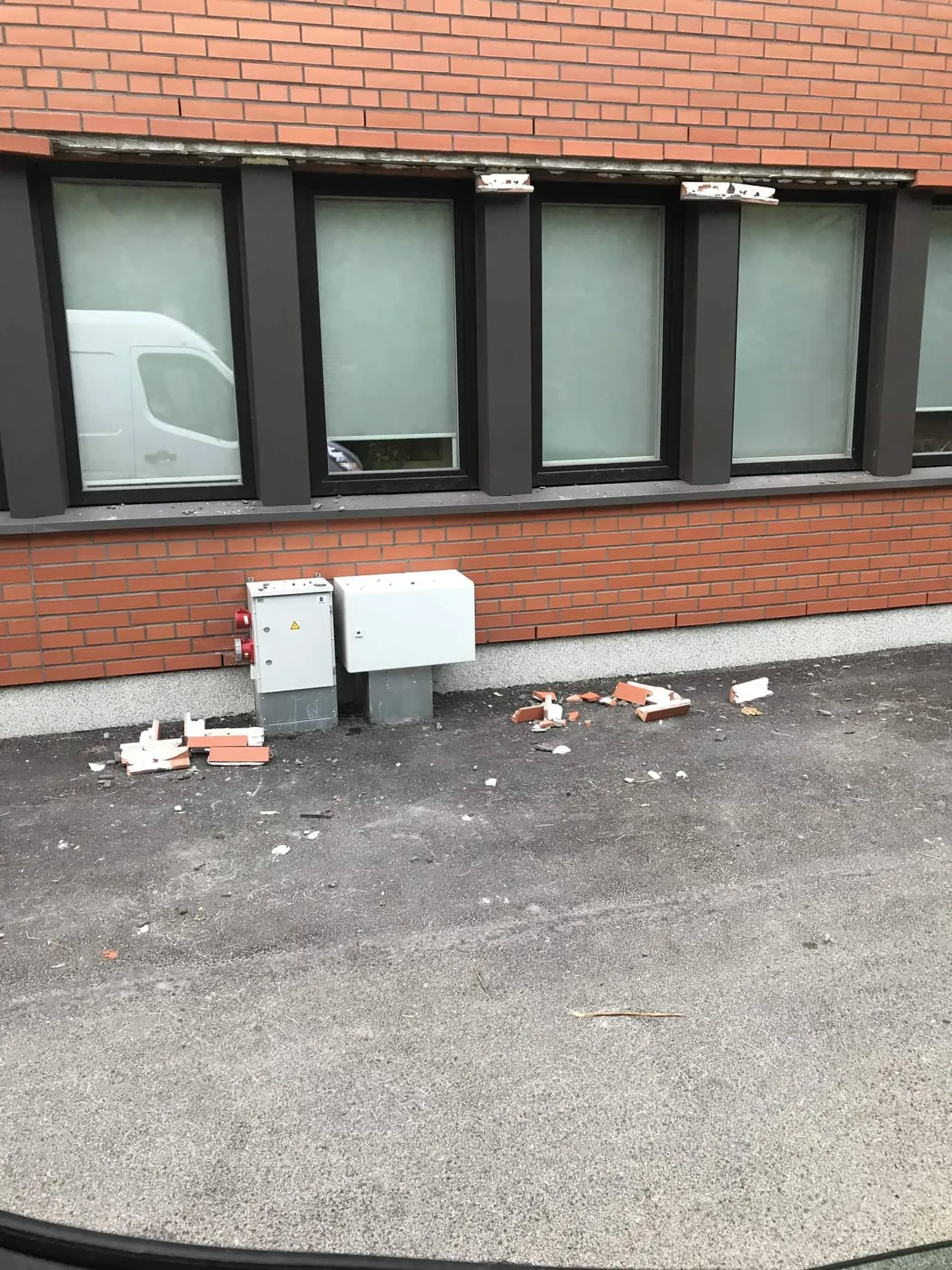 Ugala teatri lagunev fassaad jõudis juba eelmisel nädalal linnaelanike pilku püüda.