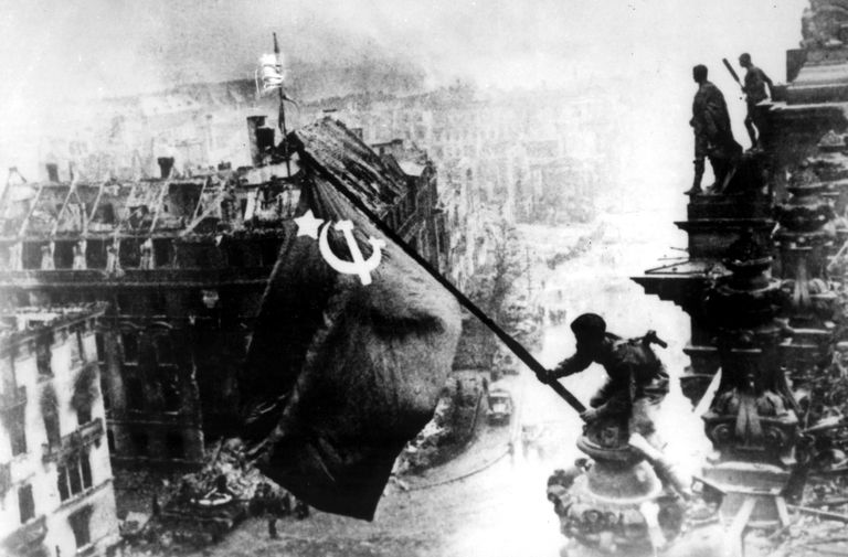 Punalipu heiskamine Berliinis 1945. aastal. Foto: Scanpix