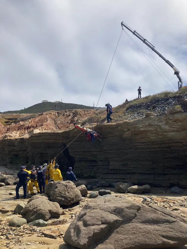 USA California San Diego merepäästjad päästmas paadiõnnetuses vigastada saanut