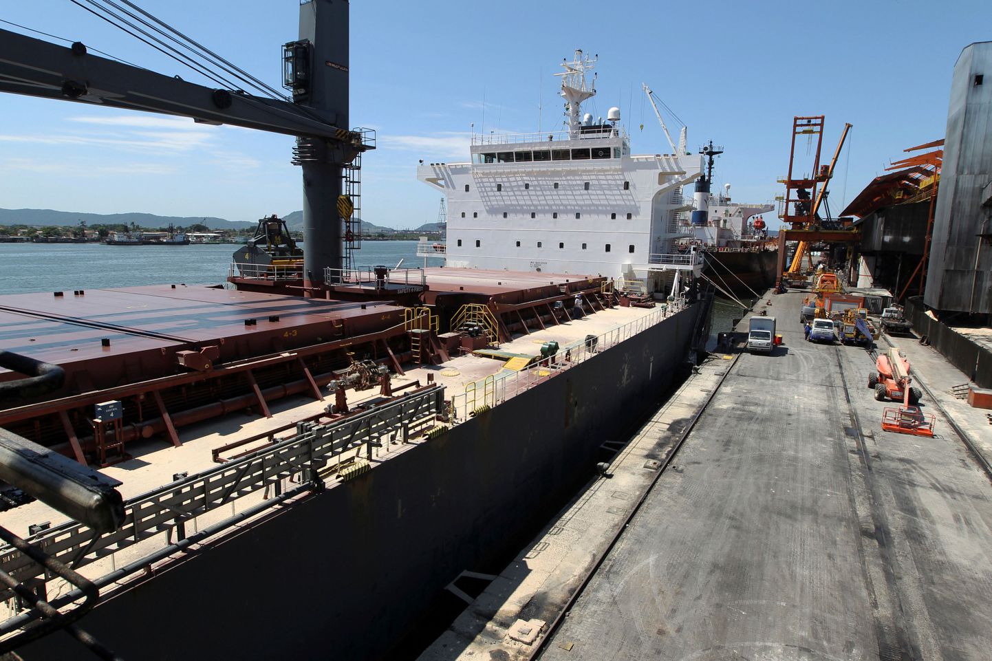 Suhkruga lastitud laev Santose sadamas Brasiilias.