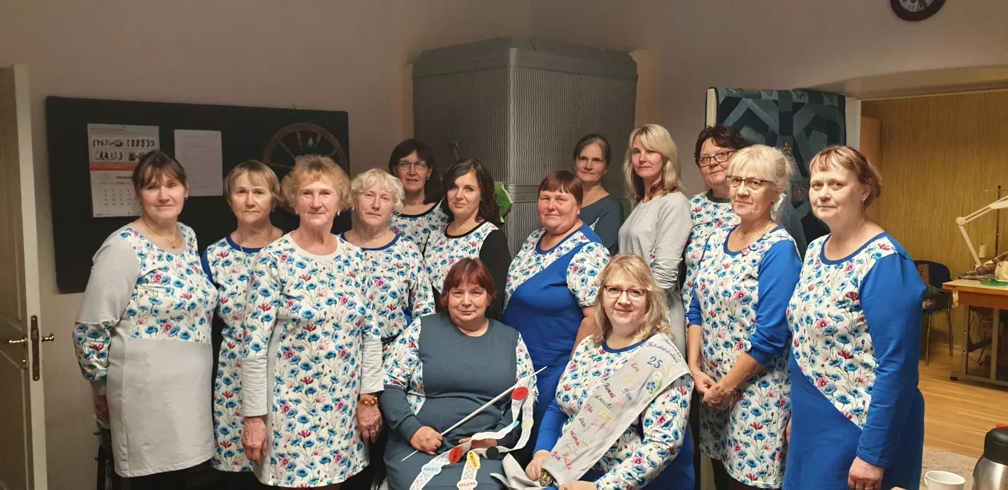 Riidaja käsitööringi tegusad naised: Tiiu Taul (vasakult), Saima Ilisson, Tea Sild, Tiiu Berg, Asti Seer, Egle Letlane, Aita Johanson, Riina Kõverik, Anneli Laidsalu, Kersti Köster, Krista Toompalu, Sirje Sälg; istuvad Leelo Raag (vasakul) ja Eve Toompalu.