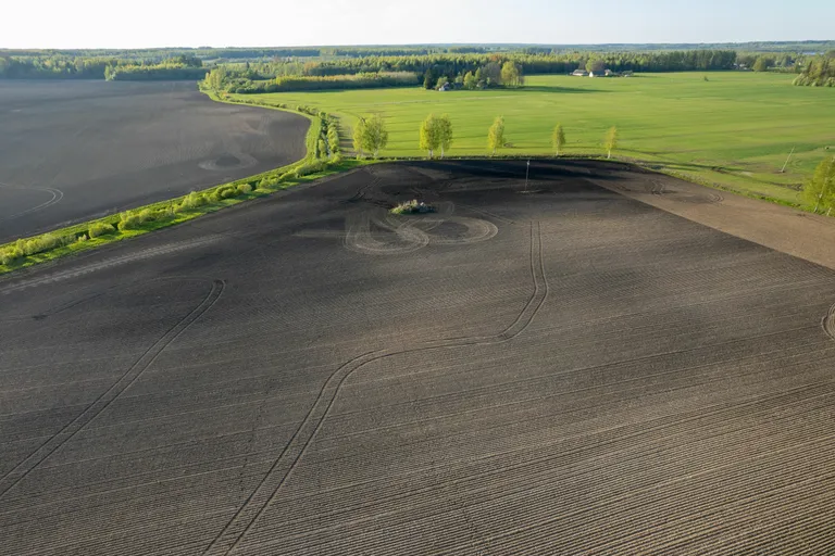 Maailm ei toimi ilma fossiilkütusteta. Oleme neist täiesti sõltuvad, eriti põllumajanduses, kuid ka transpordis ja mujal.