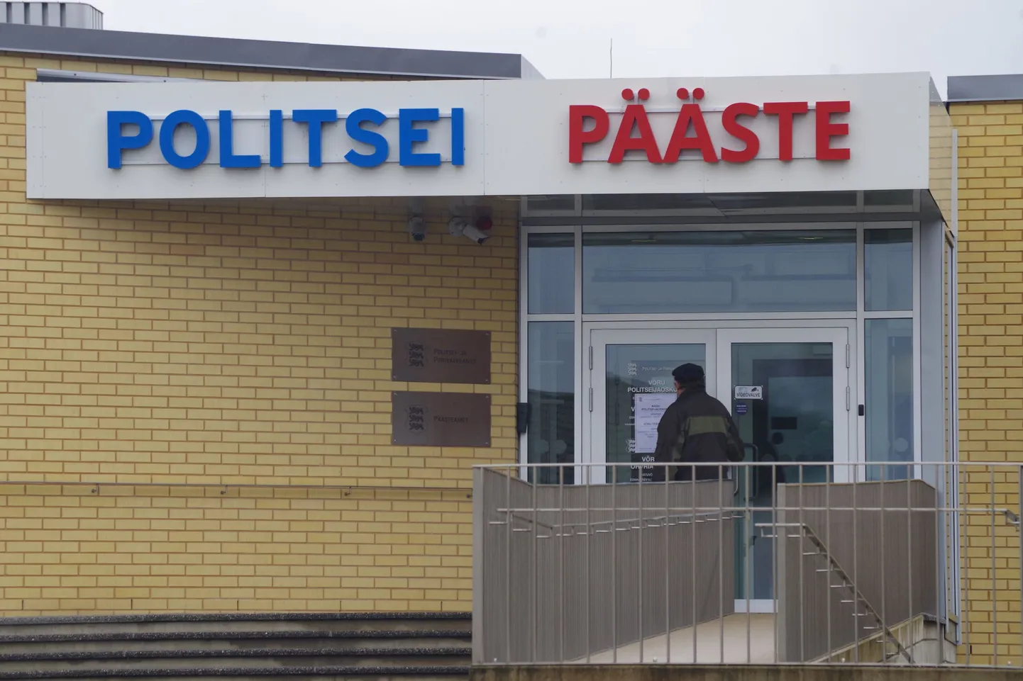 PPA Võru büroo ees reedel järjekorda polnud, ID-kaardi sertifikaadi uuendajad mahtusid kõik katuse alla ära.