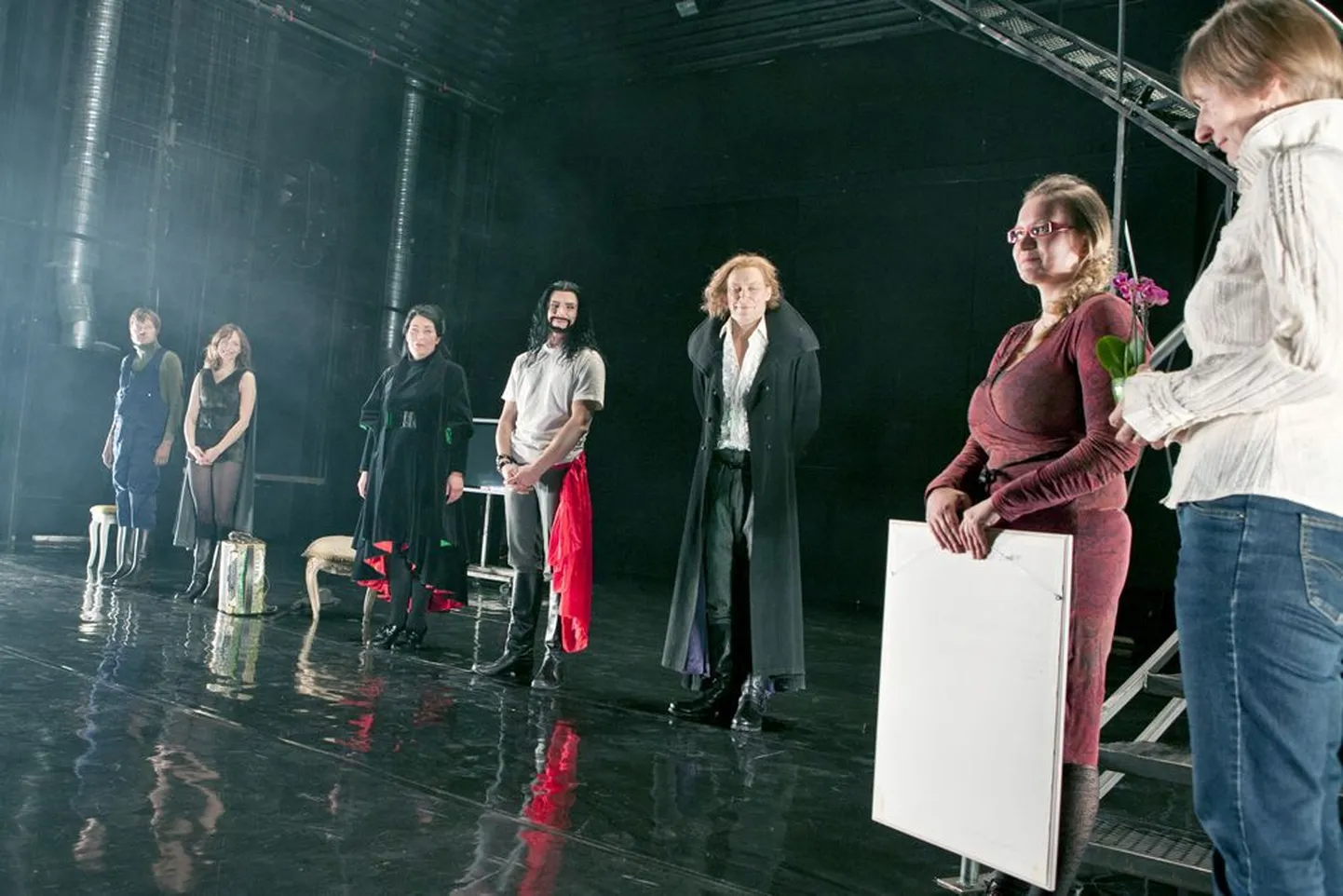 Eesti Teatriuurijate ja -kriitikute Ühenduse Hea Teatri Auhinna 2014. aasta laureaat on näitleja ja lavastaja Lauri Lagle. Hetk auhinna üleandmisest.