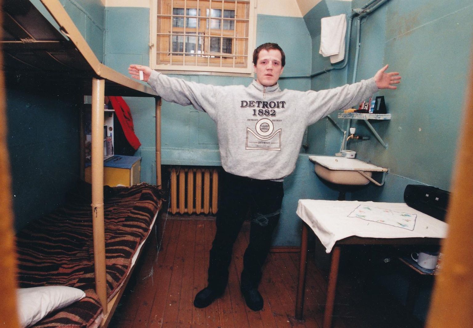 Александр Николаев в камере смертников в 1990-е годы. В тот момент, когда был сделан снимок, он ожидал приведения в исполнение смертного приговора.