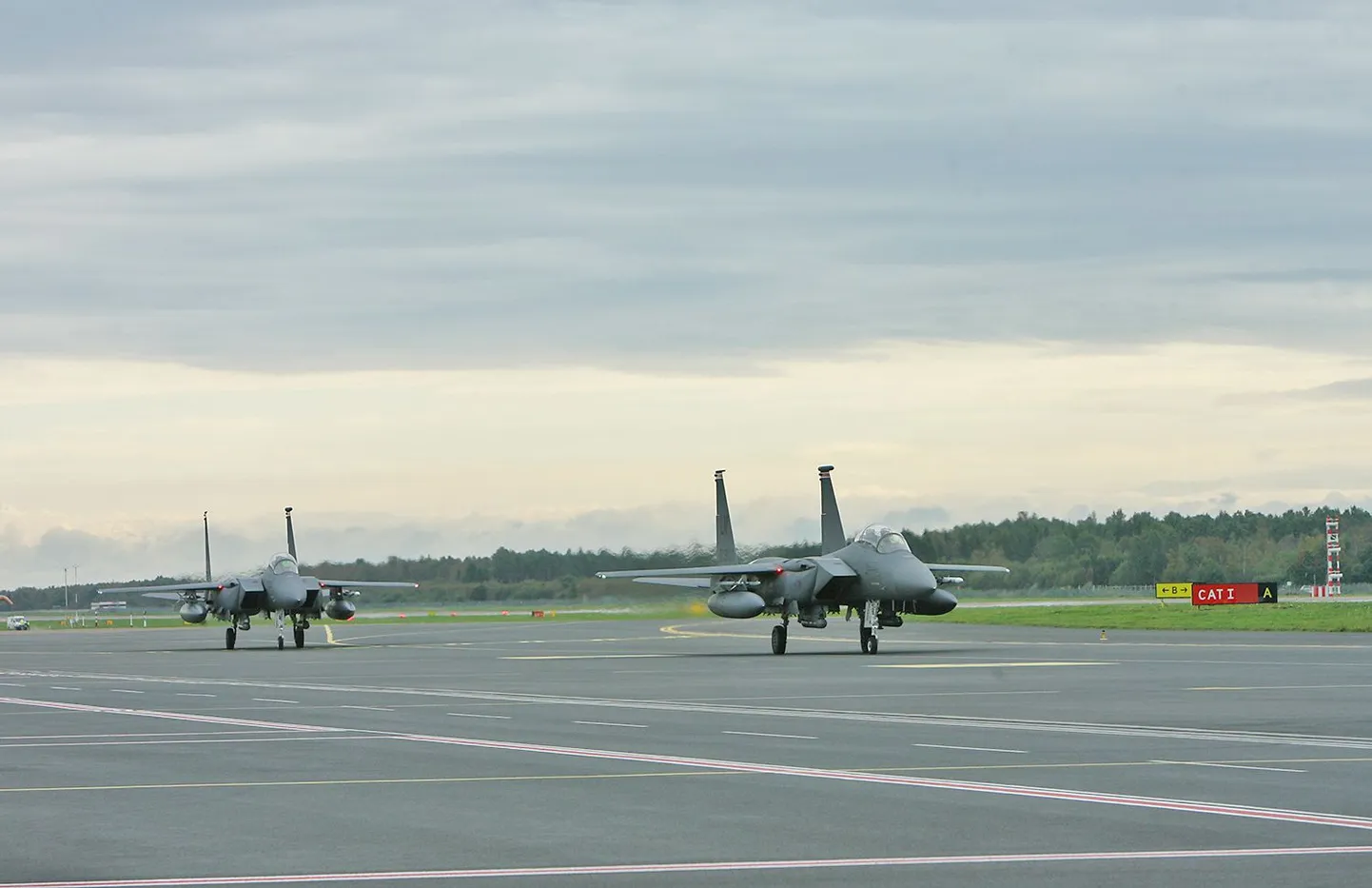Hävitajad F-15 Tallinna lennuväljal.
