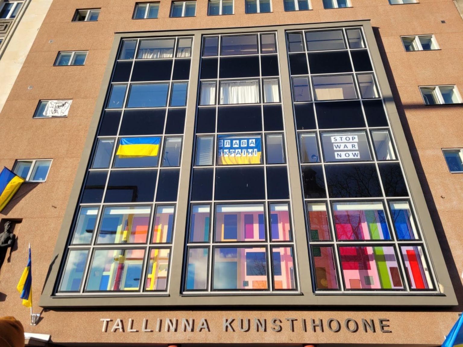 Paljud kunstiinstitutsioonid on riputanud oma hoonetele Ukraina lipud ja toetavad loosungid. Pildil KKEKi kontor ja Tallinna Kunsti­hoone.