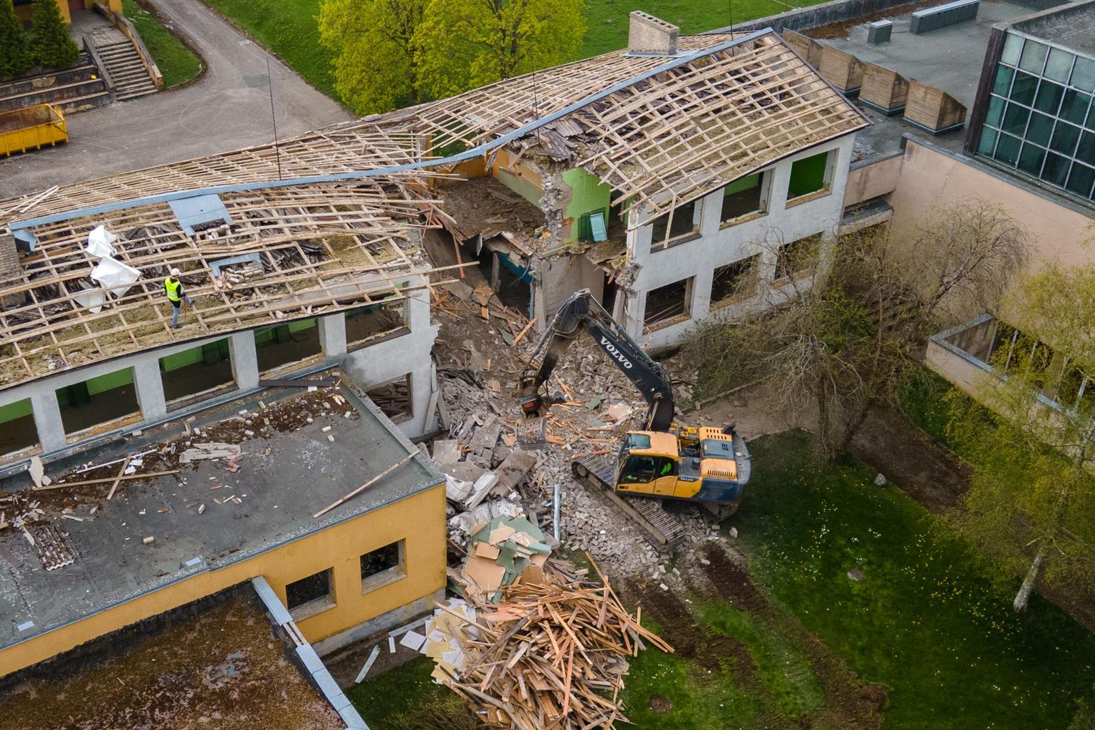 Kevadise kontrolli ajal Haljala kooli ehitavale Vanalinna Ehitus OÜ-le tööinspektsioon ettekirjutusi ei teinud.