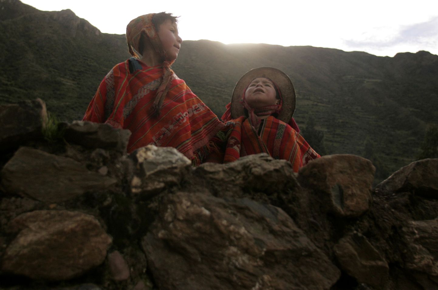 Andides elavad lapsed Peruu inkade traditsioonilistes rõivastes kooli minemas.