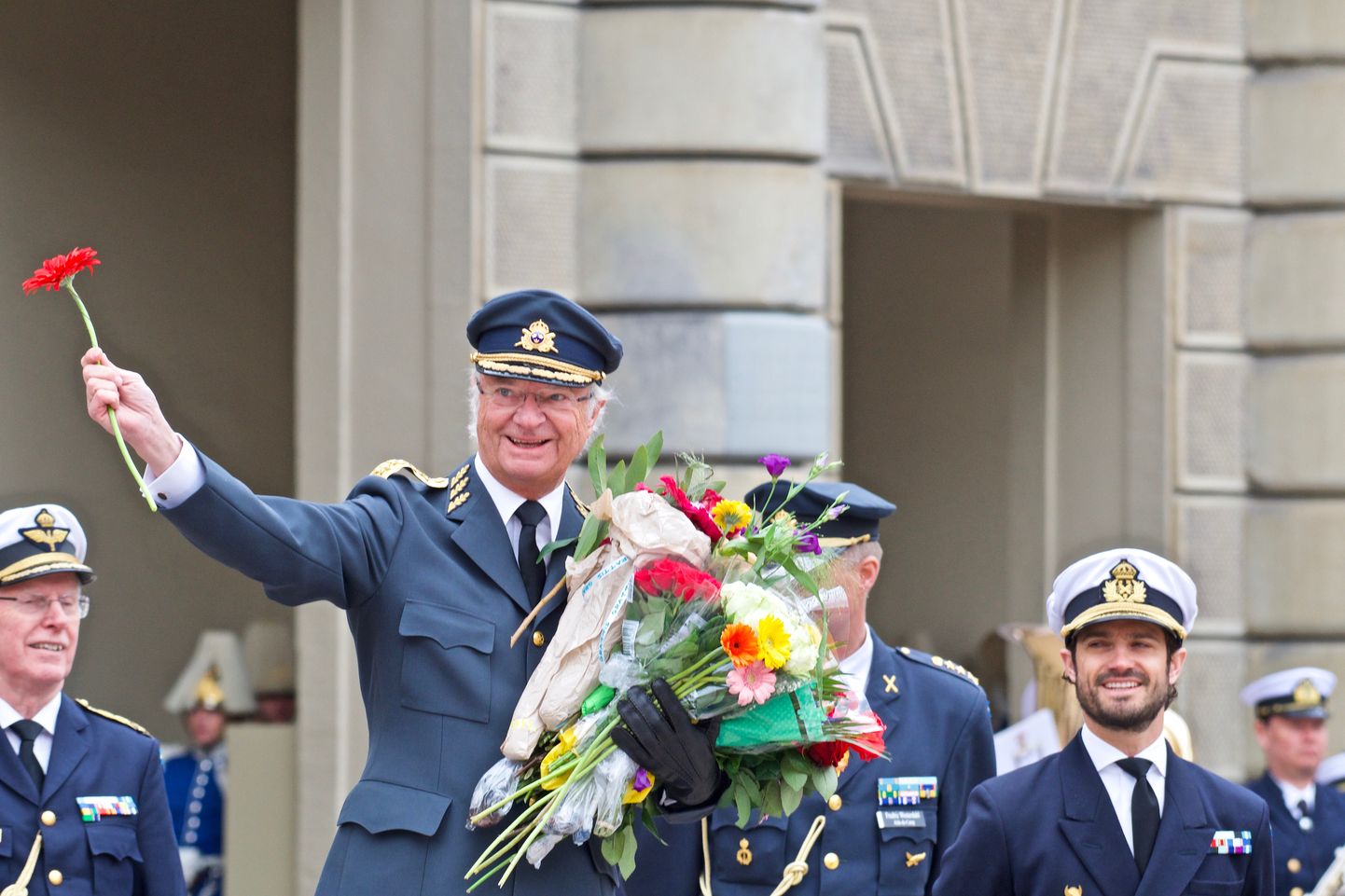 Rootsi kuningas Carl XVI Gustaf võttis 30. aprillil 2018 Stockholmis kuningapalee juures inimestelt õnnitlusi ja lilli vastu. Ta sai siis 72-aastaseks