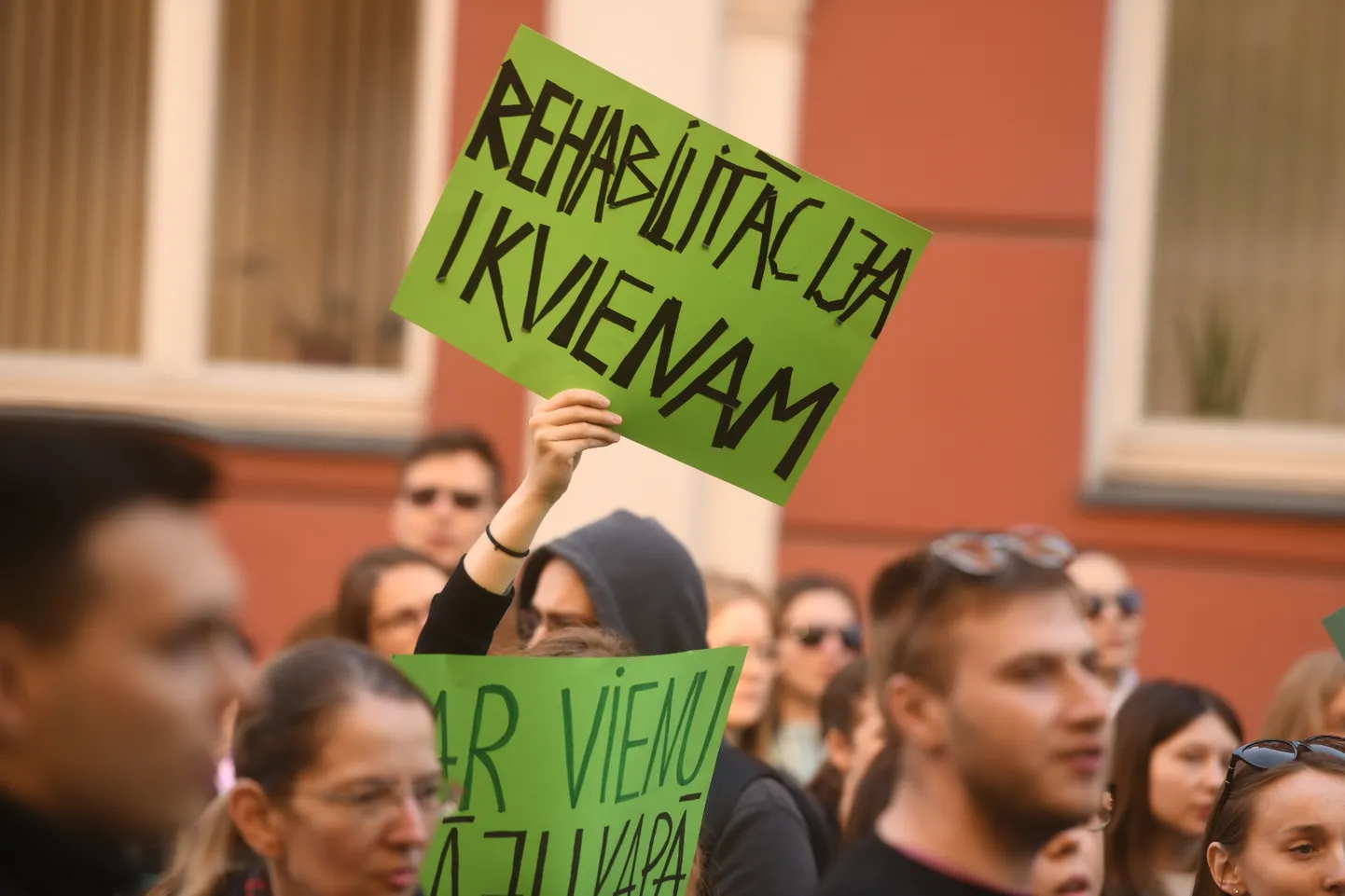 Протест медиков у здания Сейма