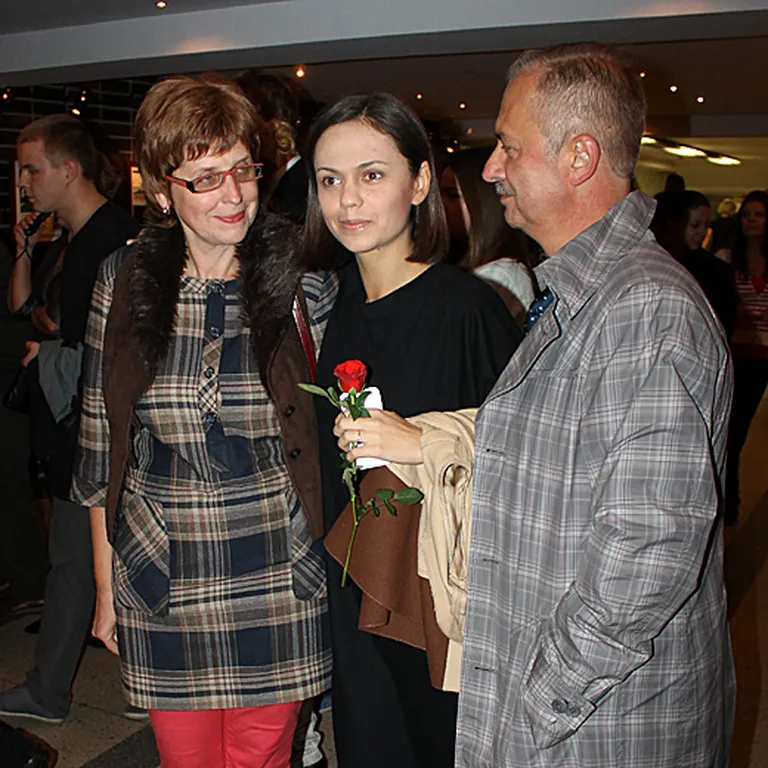 Jaunā aktrise Dārta Daneviča ar vecākiem– mammu Zitu un tēti Jāni 