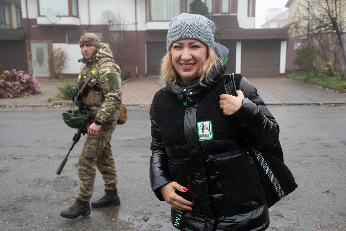 Hersoni linnapea Halina Lugova läheb sõjaväelaste saatel nõupidamisele.