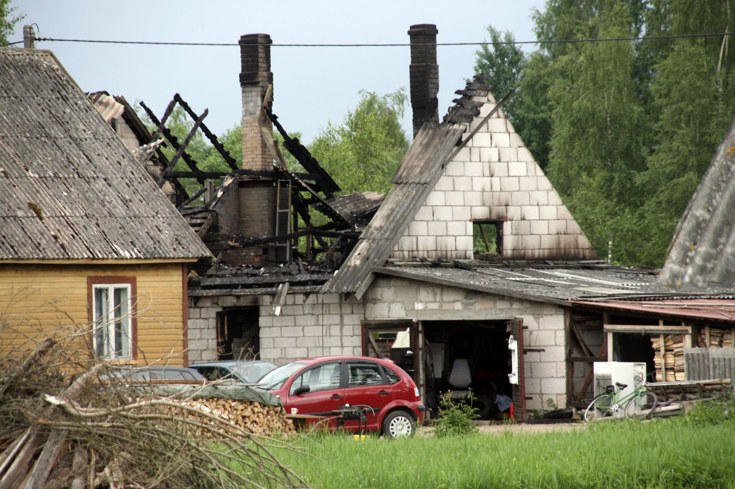 Kahekorruselise elumaja jäänused Jõgevamaal Kasepää vallas Kükital. Maja põles ööl vastu 8. juunit ning selles hukkusid seal maganud mees ja laps.