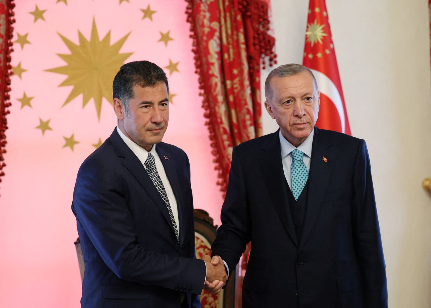 Türgi president Recep Tayyip Erdoğan (paremal) ja riigipea valimistel kolmandaks tulnud Sinan Oğan (vasakul).