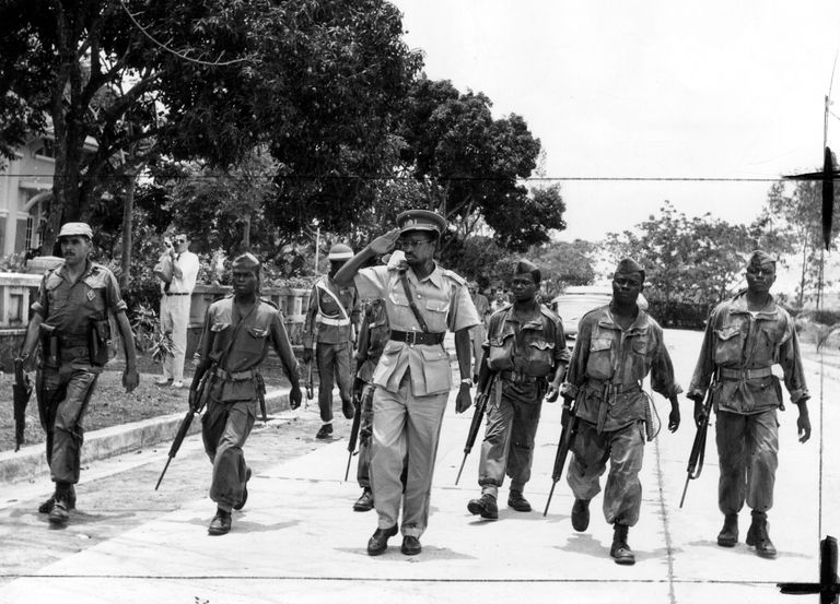 Mobutu Sese Seko (keskel)