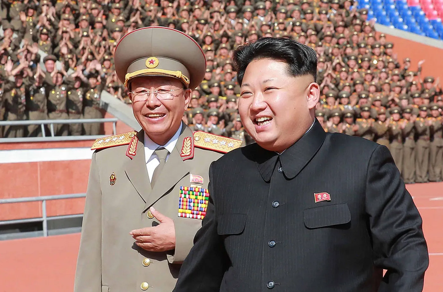 Kadunud peetud parteisõdur Ri Yong-Gil (vasakul) ja Põhja-Korea ninamees ja vastne peasekretär Kim Jong-Un (paremal).