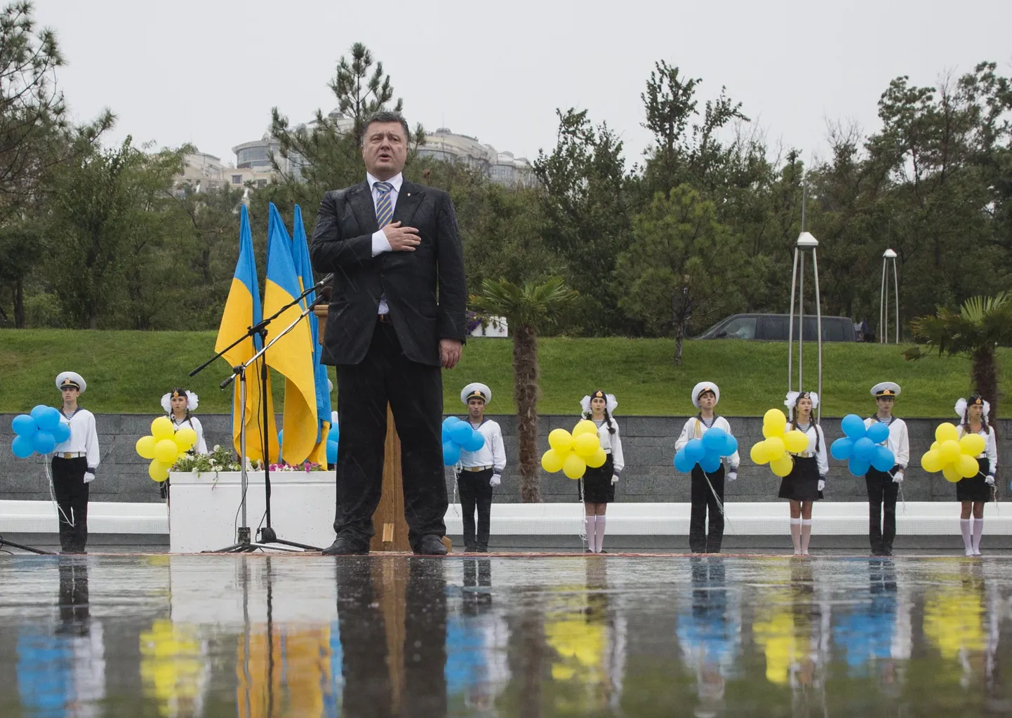 Ukraina noored president Petro Porošenko taustal iseseisvusparaadil Odessas.
