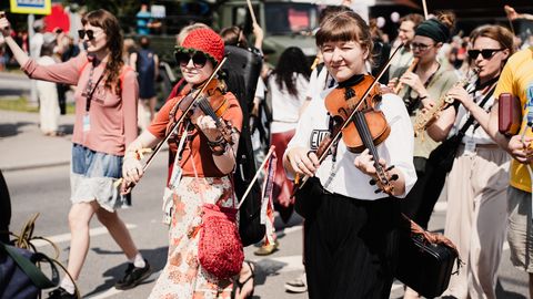 FOTO, VIDEO ⟩ Latvieši parāda, kā iekurt ballīti jeb krāšņi sācies Vīlandes folkmūzikas festivāls