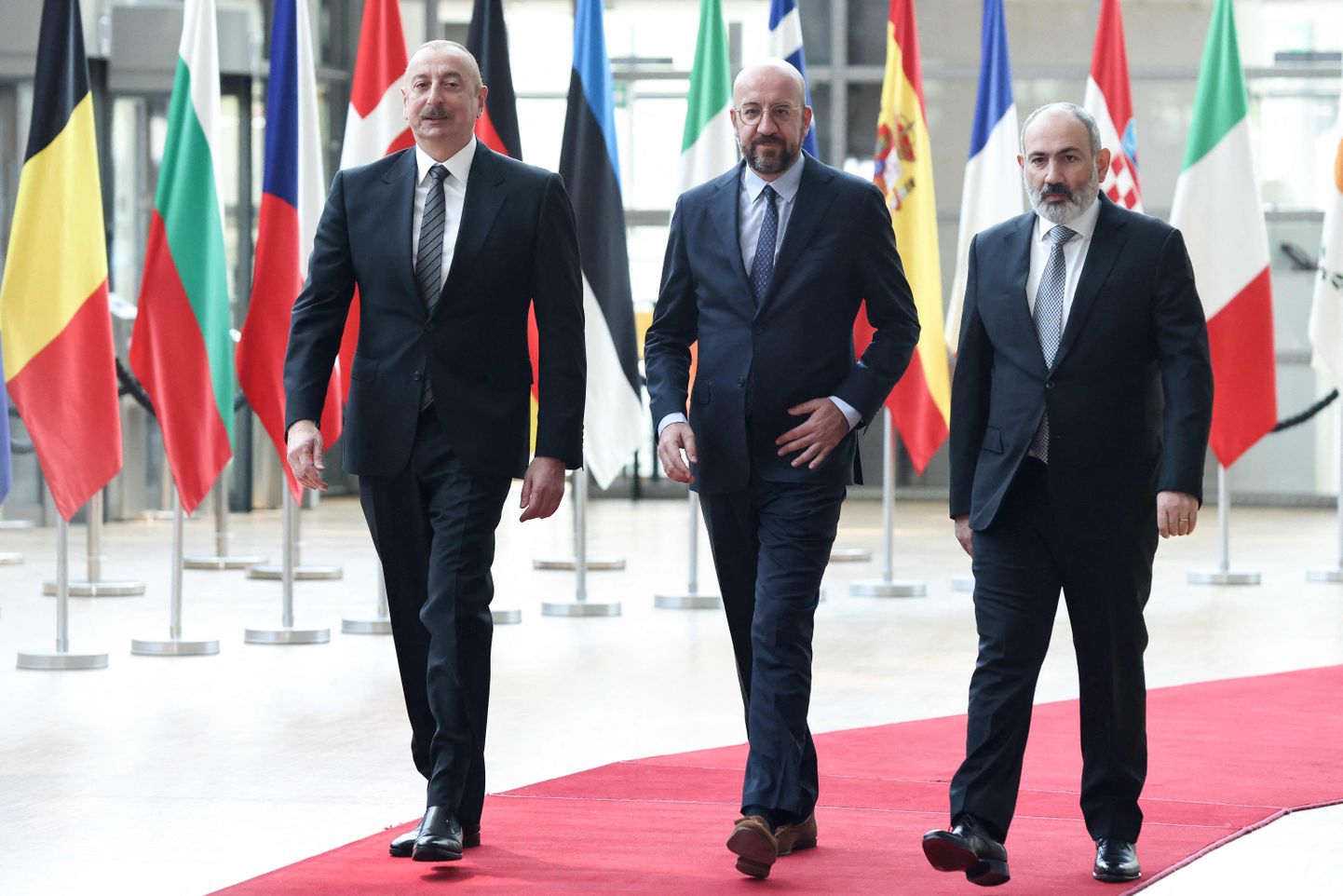 Aserbaidžaani president Ilham Alijev, Euroopa Ülemkogu eesistuja Charles Michel ja Armeenia peaminister Nikol Pašinjan Brüsselis toimunud kõnelustel 14. mail 2023.